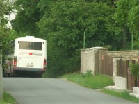 Autobus vyjíždí z Lešan