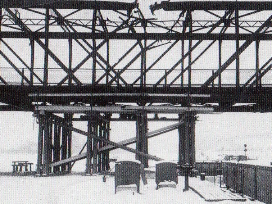 Miřejovický most zasažený bombou. | Foto: archiv Ing. J. Stupky