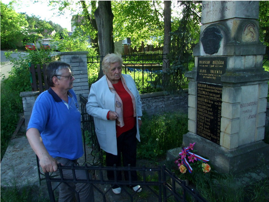 Květuše Dittrichová s Lubomírem Pavlíčkem v Lešanech u pomníku padlých z II. světové války.